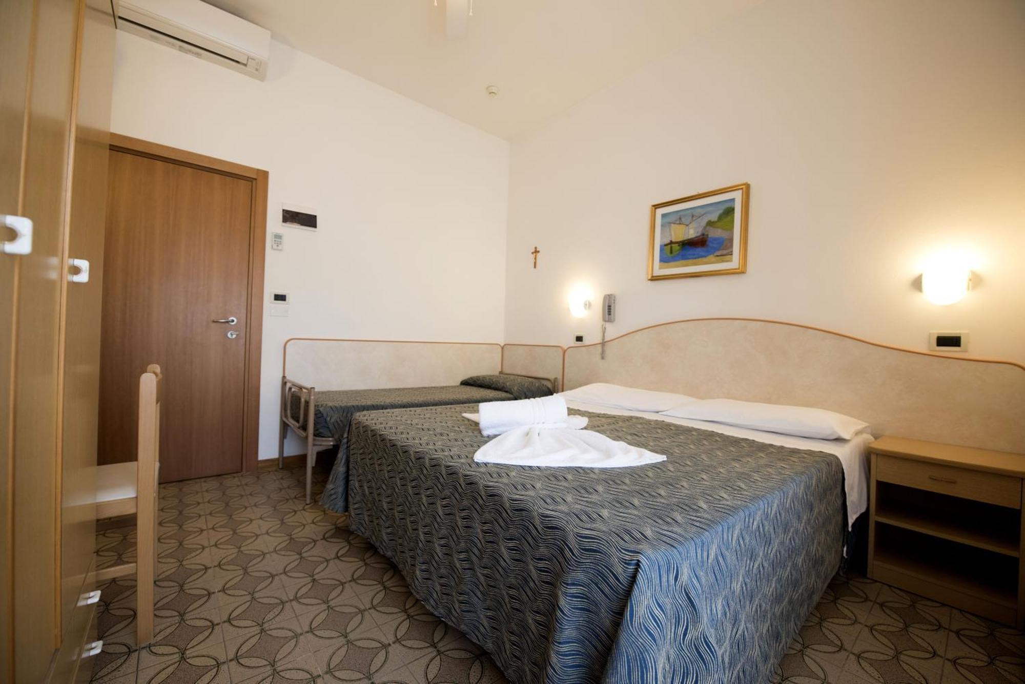 Hotel Seven Rimini Room photo